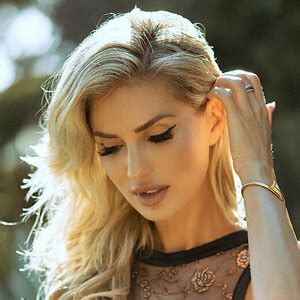 Leanna Bartlett Nude and Sexy Photo Collection